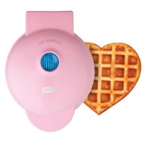 New Dash pink heart waffle maker, perfect for Valentines Day, never used!